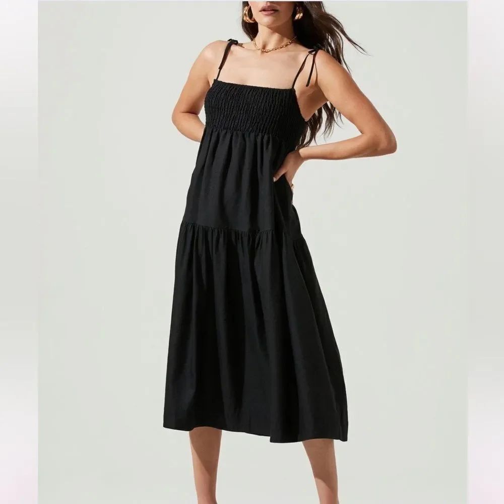 Astr the label Marlene Square Neck Smocked black Midi Dress size small